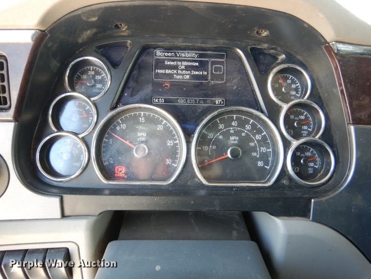 image for item DM0087 2015 Peterbilt 579  semi truck