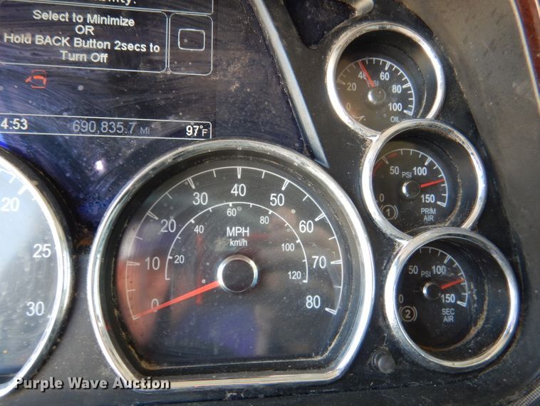 image for item DM0087 2015 Peterbilt 579  semi truck