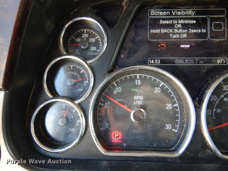 image for item DM0087 2015 Peterbilt 579  semi truck