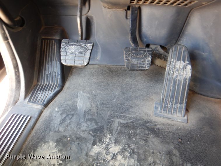 image for item DM0087 2015 Peterbilt 579  semi truck