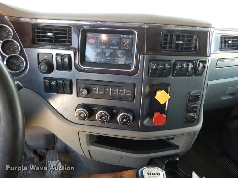 image for item DM0087 2015 Peterbilt 579  semi truck