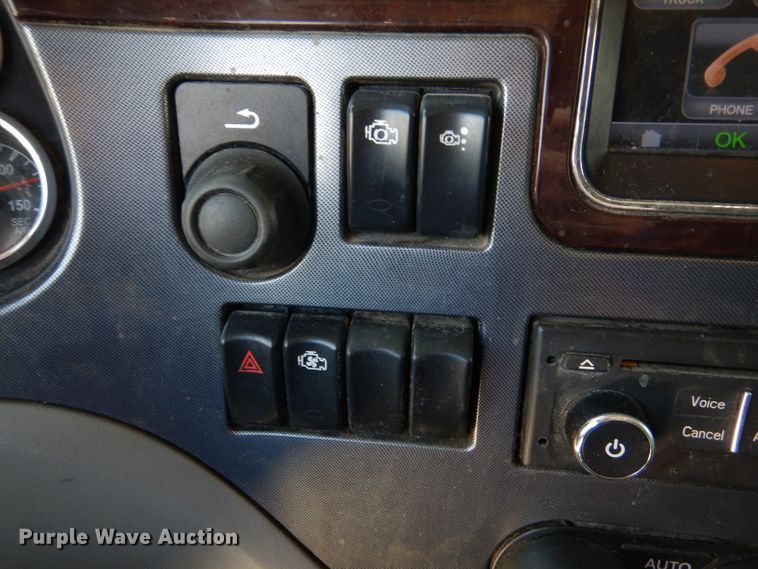 image for item DM0087 2015 Peterbilt 579  semi truck