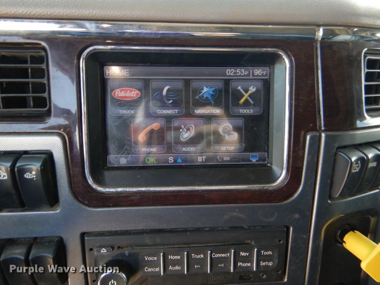 image for item DM0087 2015 Peterbilt 579  semi truck