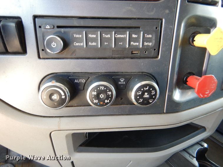 image for item DM0087 2015 Peterbilt 579  semi truck