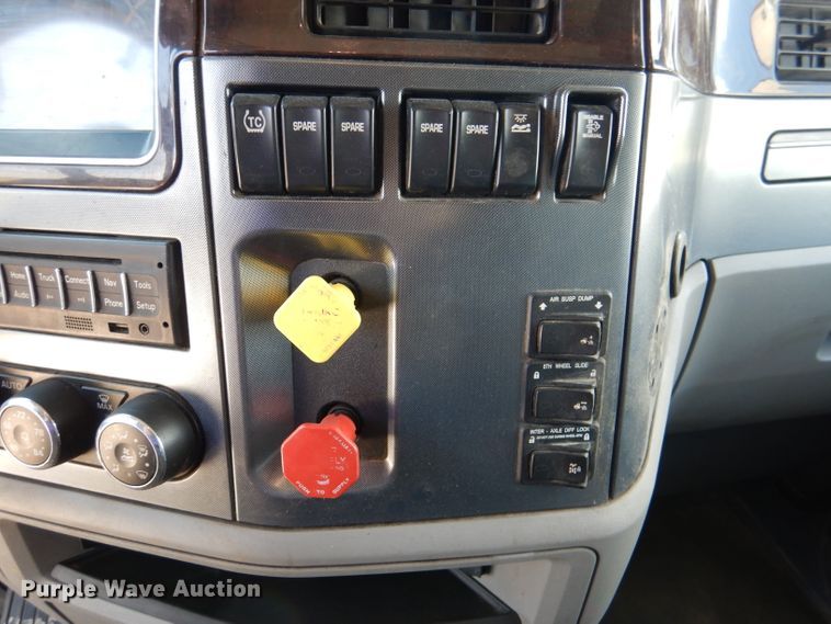 image for item DM0087 2015 Peterbilt 579  semi truck