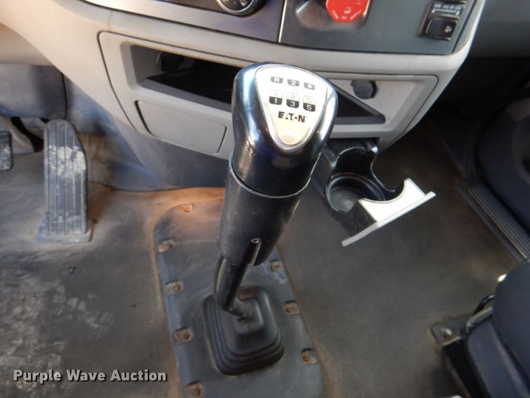 image for item DM0087 2015 Peterbilt 579  semi truck