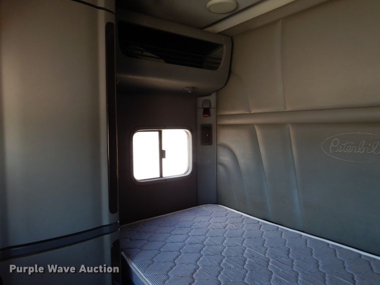 image for item DM0087 2015 Peterbilt 579  semi truck