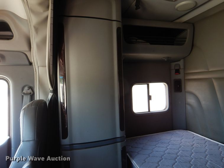 image for item DM0087 2015 Peterbilt 579  semi truck