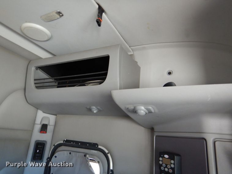 image for item DM0087 2015 Peterbilt 579  semi truck