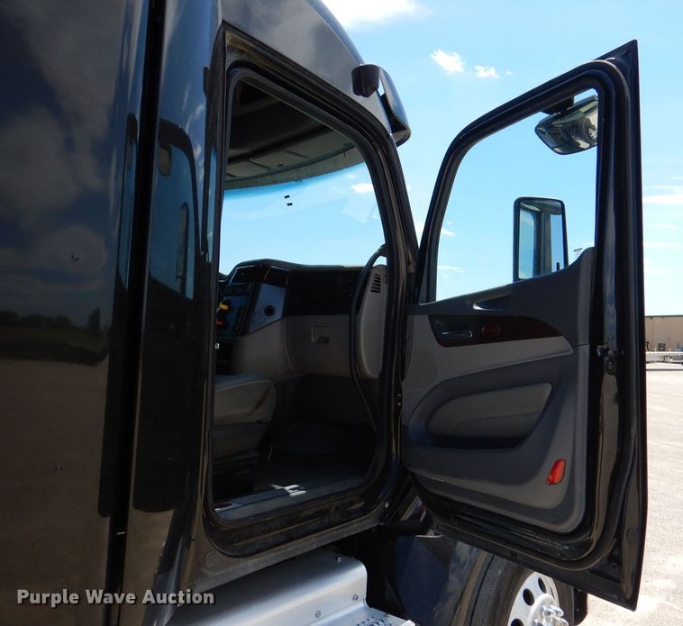 image for item DM0087 2015 Peterbilt 579  semi truck