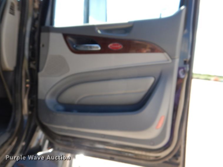 image for item DM0087 2015 Peterbilt 579  semi truck