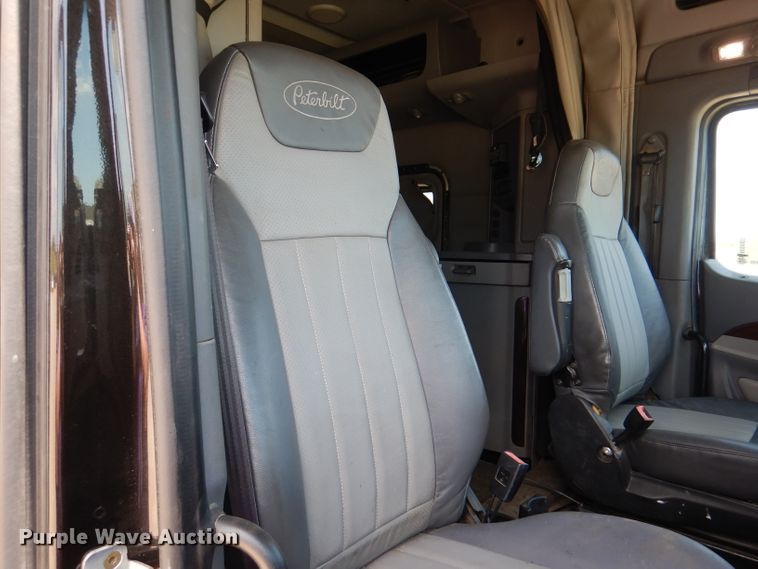 image for item DM0087 2015 Peterbilt 579  semi truck