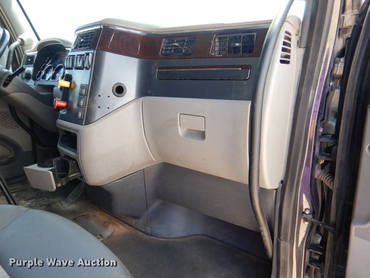 image for item DM0087 2015 Peterbilt 579  semi truck