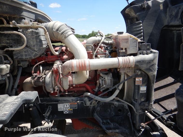 image for item DM0087 2015 Peterbilt 579  semi truck