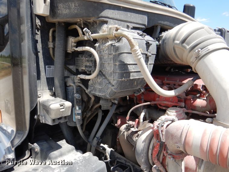 image for item DM0087 2015 Peterbilt 579  semi truck