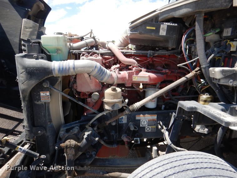 image for item DM0087 2015 Peterbilt 579  semi truck