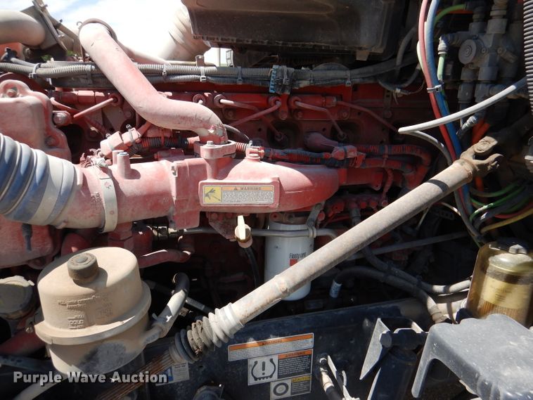 image for item DM0087 2015 Peterbilt 579  semi truck