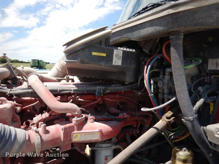 image for item DM0087 2015 Peterbilt 579  semi truck