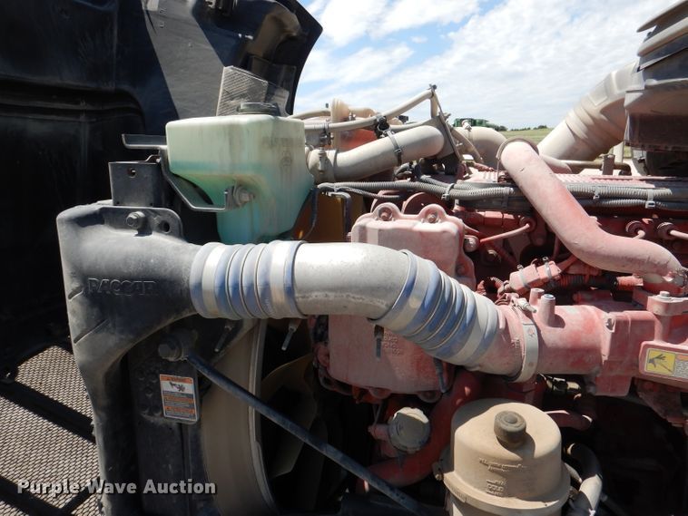 image for item DM0087 2015 Peterbilt 579  semi truck