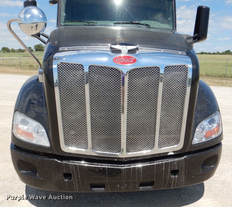 image for item DM0087 2015 Peterbilt 579  semi truck
