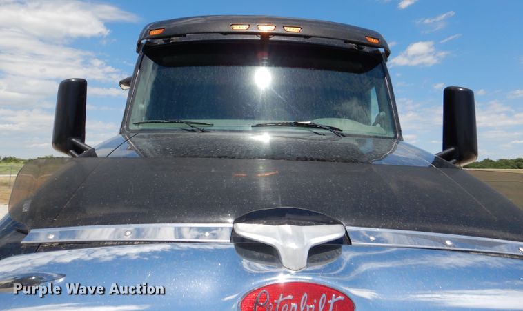 image for item DM0087 2015 Peterbilt 579  semi truck