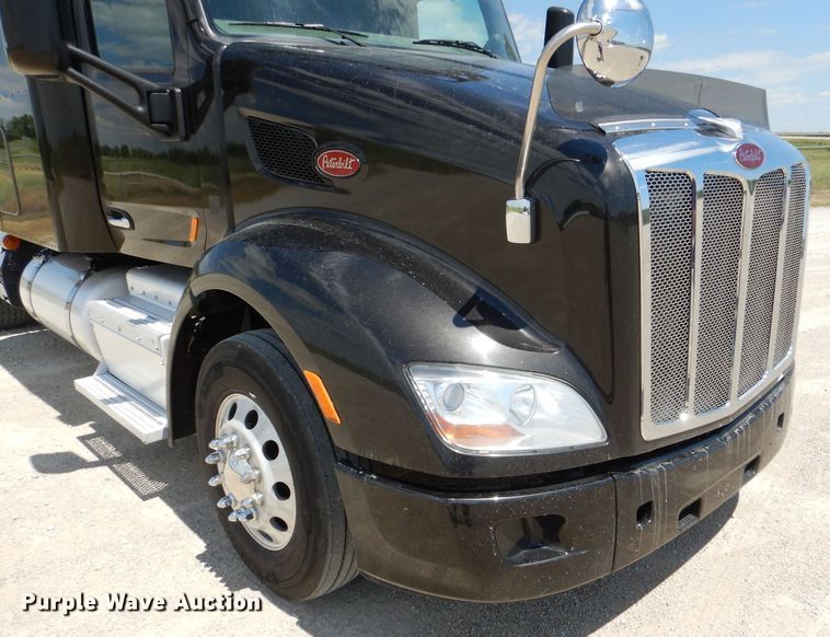 image for item DM0087 2015 Peterbilt 579  semi truck