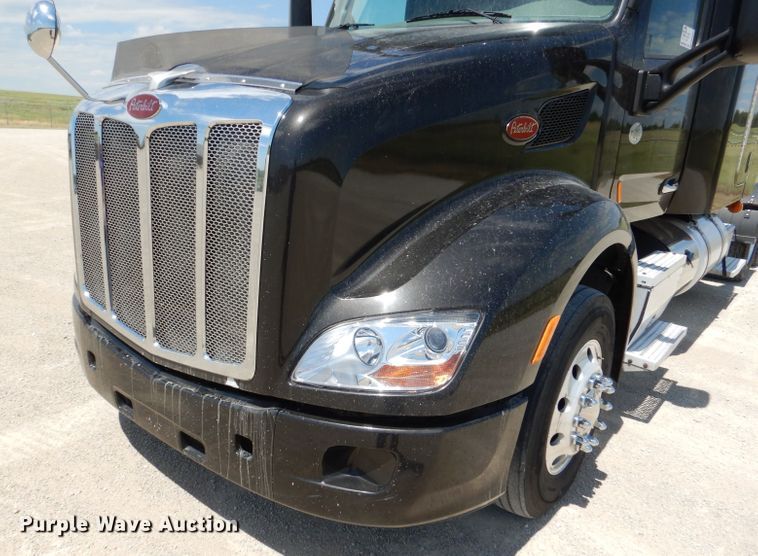 image for item DM0087 2015 Peterbilt 579  semi truck