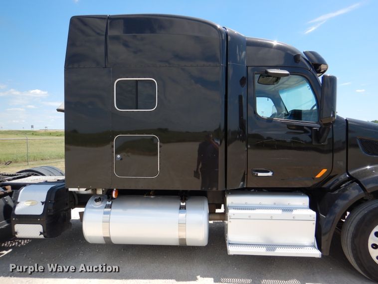 image for item DM0087 2015 Peterbilt 579  semi truck