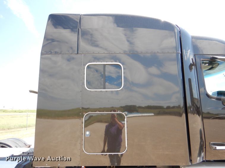 image for item DM0087 2015 Peterbilt 579  semi truck