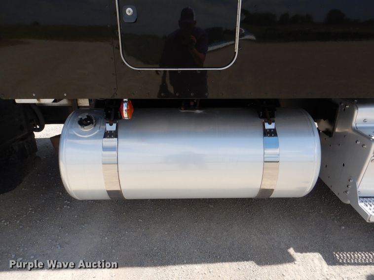 image for item DM0087 2015 Peterbilt 579  semi truck