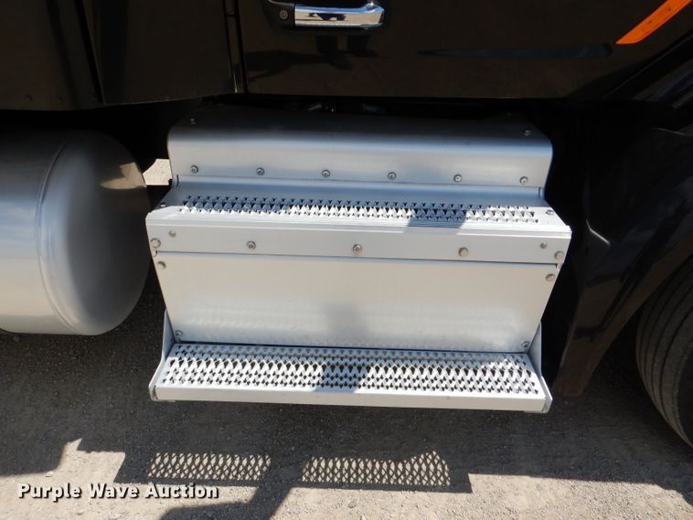 image for item DM0087 2015 Peterbilt 579  semi truck