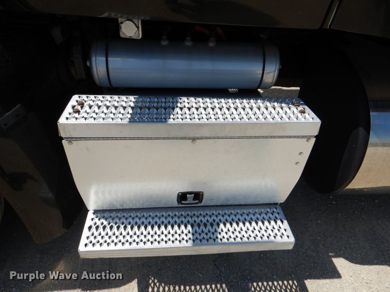 image for item DM0087 2015 Peterbilt 579  semi truck