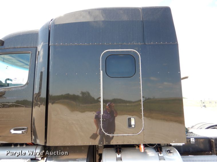 image for item DM0087 2015 Peterbilt 579  semi truck