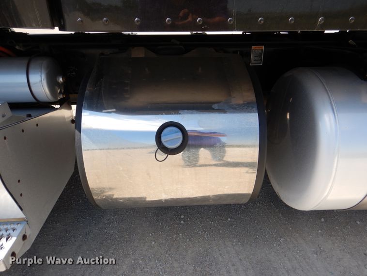 image for item DM0087 2015 Peterbilt 579  semi truck