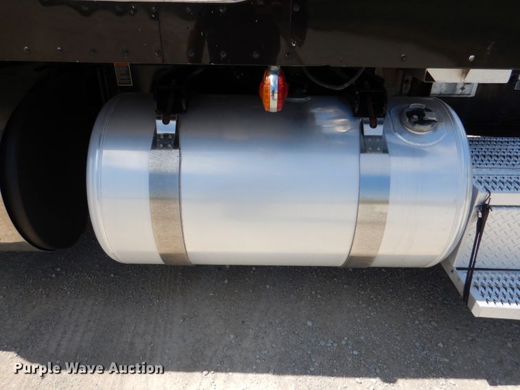 image for item DM0087 2015 Peterbilt 579  semi truck