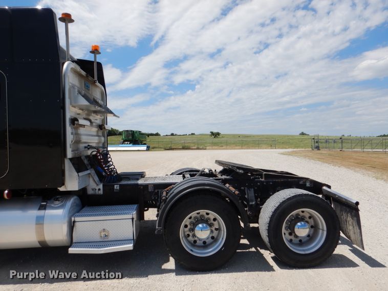 image for item DM0087 2015 Peterbilt 579  semi truck
