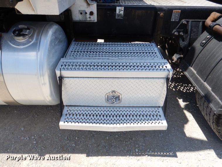 image for item DM0087 2015 Peterbilt 579  semi truck