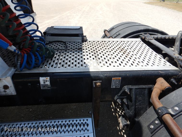 image for item DM0087 2015 Peterbilt 579  semi truck