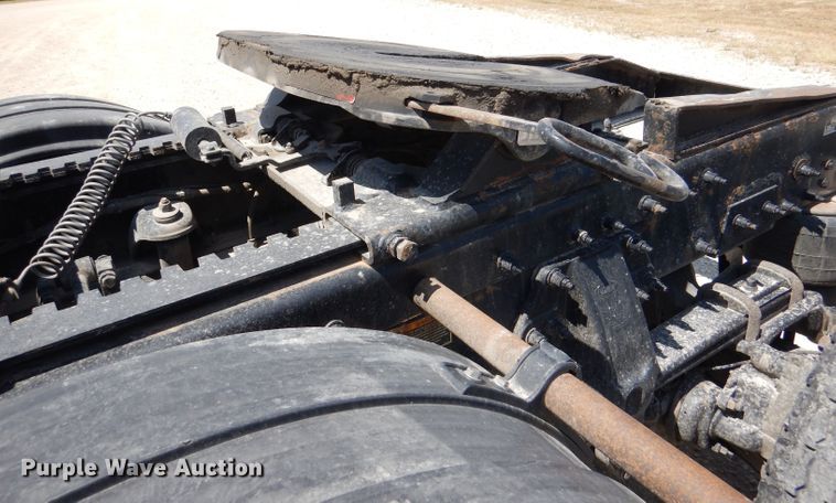 image for item DM0087 2015 Peterbilt 579  semi truck