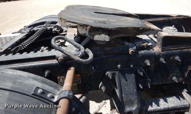 image for item DM0087 2015 Peterbilt 579  semi truck