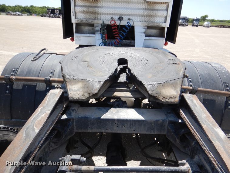 image for item DM0087 2015 Peterbilt 579  semi truck