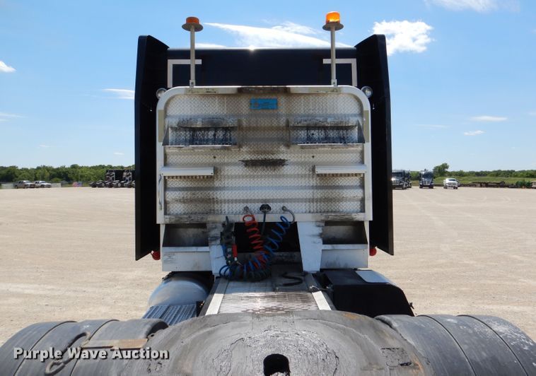 image for item DM0087 2015 Peterbilt 579  semi truck