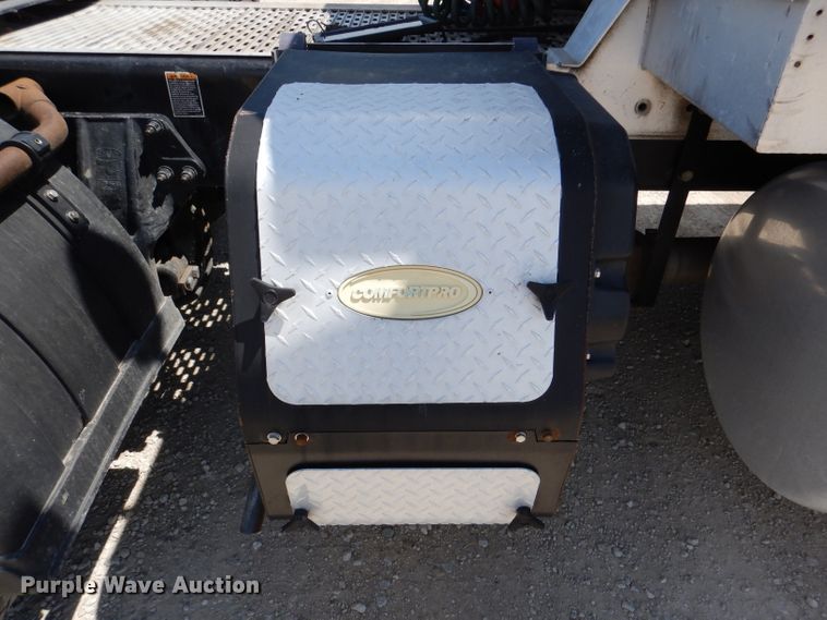 image for item DM0087 2015 Peterbilt 579  semi truck