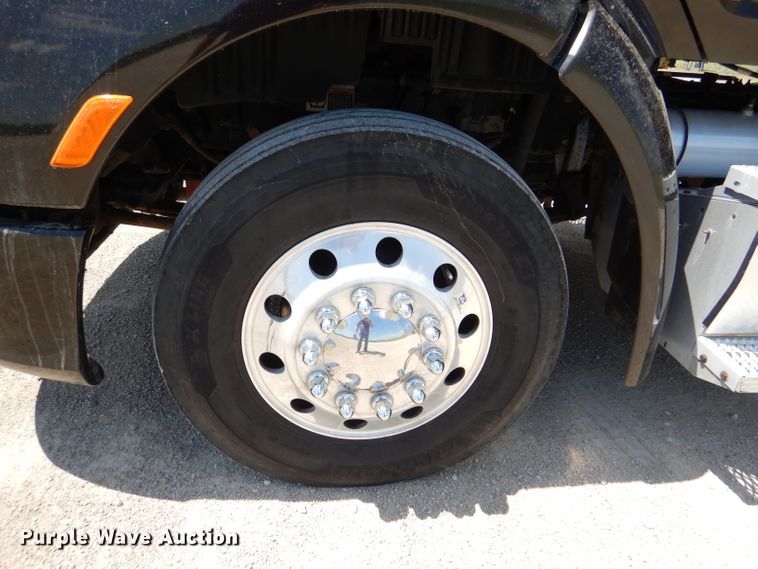 image for item DM0087 2015 Peterbilt 579  semi truck