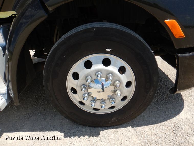 image for item DM0087 2015 Peterbilt 579  semi truck