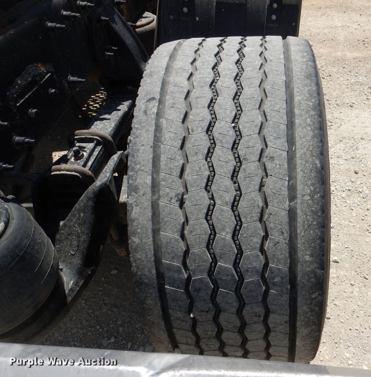 image for item DM0087 2015 Peterbilt 579  semi truck