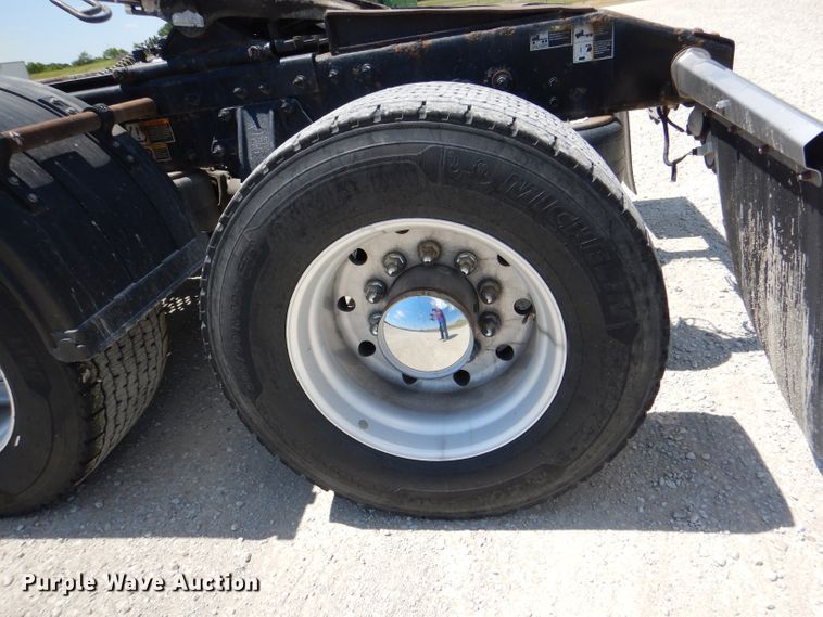 image for item DM0087 2015 Peterbilt 579  semi truck