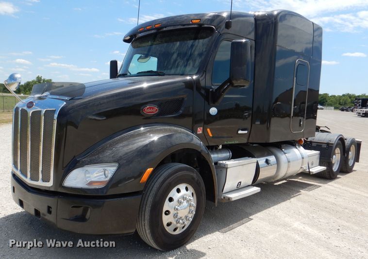 image for item DM0089 2015 Peterbilt 579  semi truck