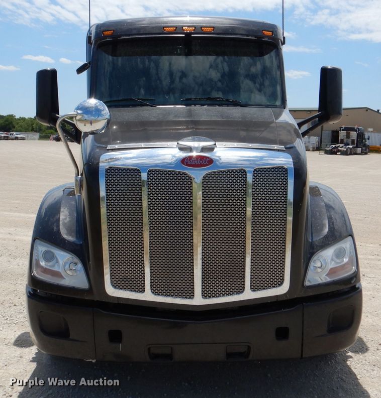 image for item DM0089 2015 Peterbilt 579  semi truck