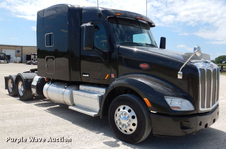 image for item DM0089 2015 Peterbilt 579  semi truck